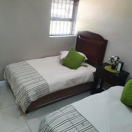 Mi Casa Guest House Uitenhage ภายนอก รูปภาพ