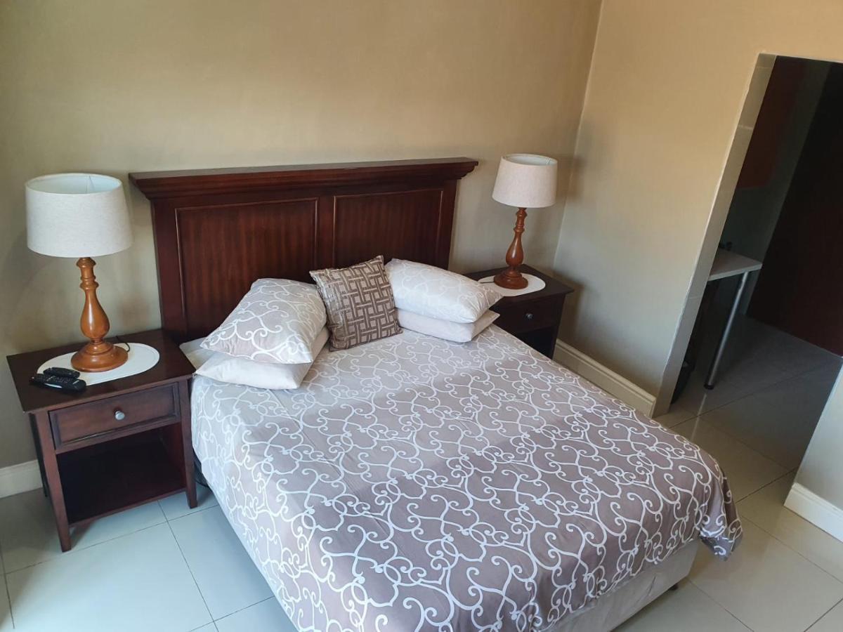 Mi Casa Guest House Uitenhage ภายนอก รูปภาพ